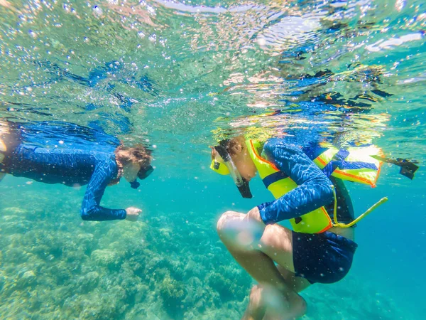 Barnvänlig snorklingsmask dykning under vatten — Stockfoto