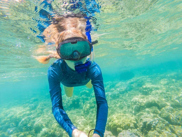 Unga kvinnor på snorkling i tropiskt vatten — Stockfoto