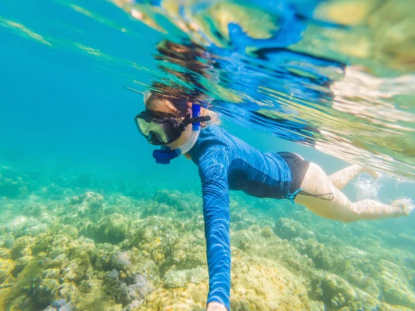 Unga kvinnor på snorkling i tropiskt vatten — Stockfoto