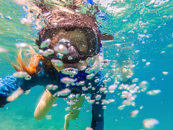 Unga kvinnor på snorkling i tropiskt vatten — Stockfoto