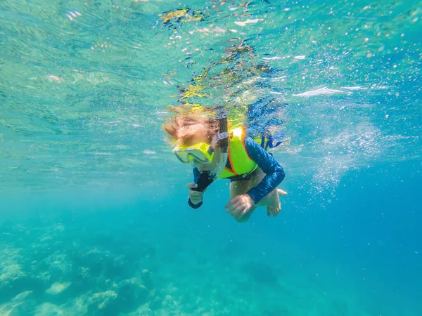 Kind mit Schnorchelmaske taucht unter Wasser — Stockfoto