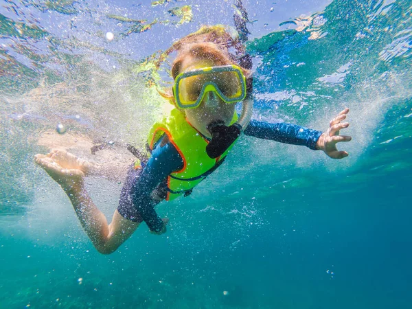 잠수용 스노클링 마스크를 쓰고 있는 어린이 — 스톡 사진