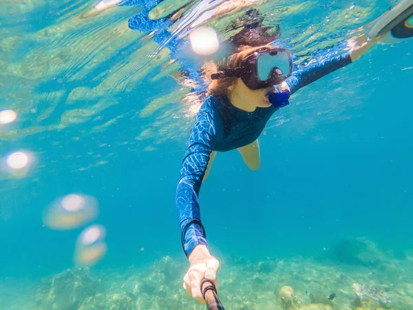 Unga kvinnor på snorkling i tropiskt vatten — Stockfoto