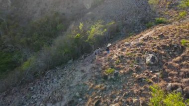 Dağlarda yürüyüş yapan bir ailenin hava görüntüsü. Yürüyüş kavramı