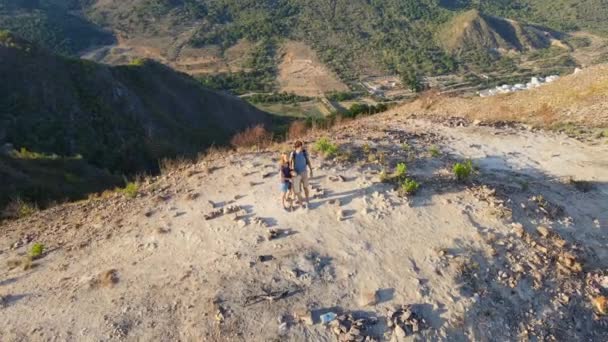 Luftaufnahme einer Familie beim Trekking in den Bergen mit dem Namen Drei Schwestern mit Blick auf die Stadt Nha Trang in Südvietnam. Konzept Familienurlaub — Stockvideo