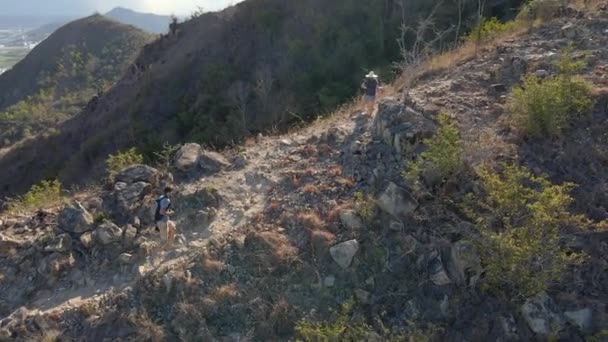 Vue aérienne d'une randonnée en famille dans les montagnes. Concept de randonnée — Video