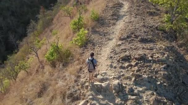 Vue aérienne d'un jeune homme faisant du trekking dans les montagnes — Video