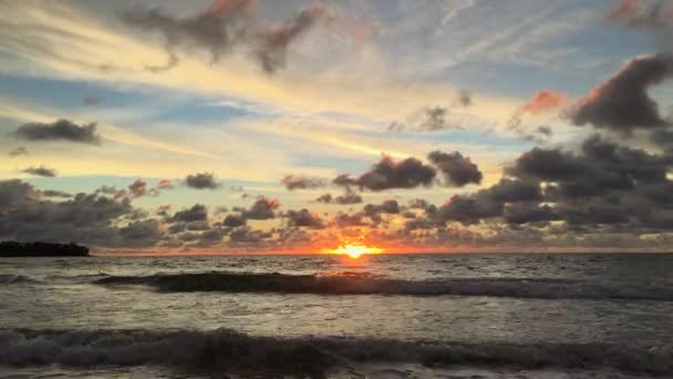 Atingido por um telefone. Pôr do sol incrível em uma praia — Vídeo de Stock