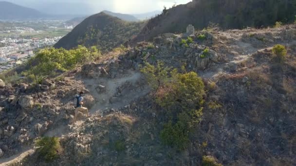 Filmagem aérea de uma família caminhando em montanhas chamadas Três irmãs com vista para a cidade de Nha Trang, no sul do Vietnã. Conceito de férias em família — Vídeo de Stock