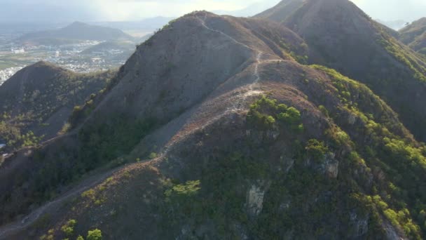 Fotografia aérea de uma trilha de caminhada até o topo das montanhas chamada Três irmãs com vista para a cidade de Nha Trang, no sul do Vietnã — Vídeo de Stock