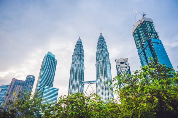 KUALA LUMPUR, Maleisië - 24 FEBRUARI 2017: Kijk hieronder naar Petronas Towers in kuala Lumpur, Maleisië — Stockfoto
