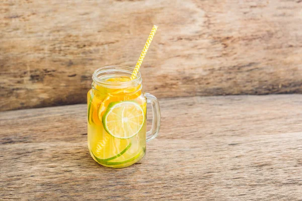 Bubur teh fermentasi buatan sendiri siap untuk diminum dengan jeruk dan kapur. Musim panas — Stok Foto
