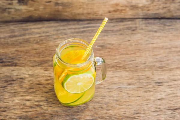 Tè freddo con fetta di limone in vaso di muratore sullo sfondo rustico in legno — Foto Stock