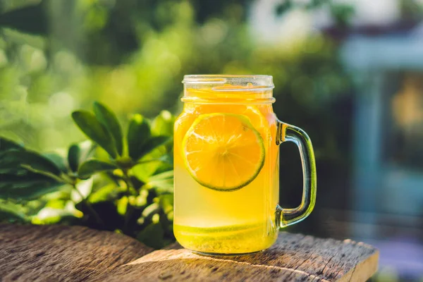 Hemlagat Fermented Raw Kombucha Tea Redo att dricka med apelsin och lime. Sommar — Stockfoto