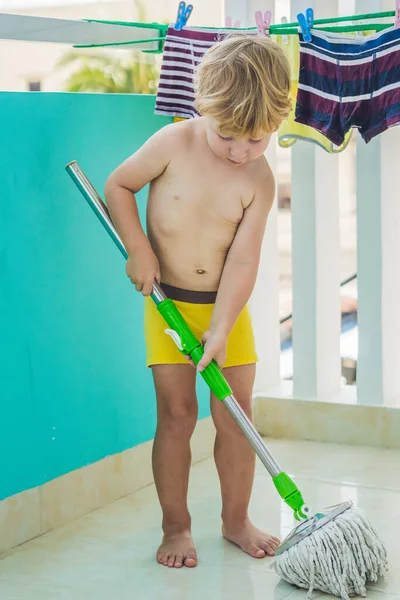 Cuarto de limpieza de niños, lavando el piso con fregona. Pequeño ayudante del hogar — Foto de Stock