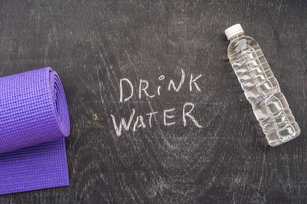 Beban más agua - el recordatorio de la hidratación - la escritura a mano en la pizarra — Foto de Stock