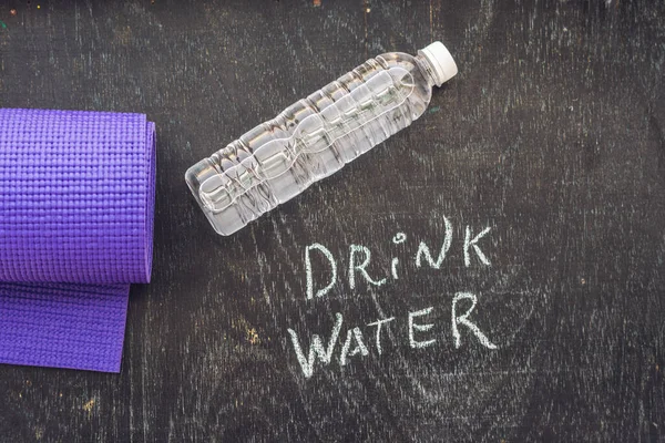 より多くの水を飲む-水分補給リマインダー-チョークボード上の手書き — ストック写真