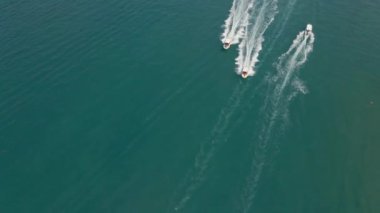 Turistlerle dolu büyük teknelerin havada çekilmiş görüntüleri. Deniz tatili kavramı. Yaz gezisi konsepti