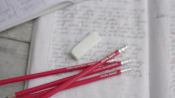 시드니, 오스트레일리아, 14 . 07 . 2020: 영어 실력 시험을 위한 빨간 연필과 에세이 노트 — 비디오