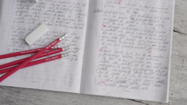 Sydney, Australien, 14.07.2020: IELTS röda pennor och uppsats anteckningsbok för den engelska kunskapsprov — Stockvideo
