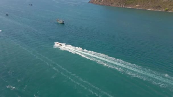 Zdjęcie lotnicze dużych łodzi z turystami na morzu. Pojęcie wakacji morskich. Koncepcja wycieczki letniej — Wideo stockowe