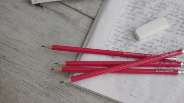 澳大利亚悉尼，2020年7月14日：雅思英语资格考试的红色铅笔和记事本 — 图库视频影像