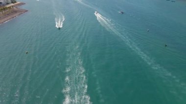 Turistlerle dolu büyük hızlı teknelerin havada yavaş çekimleri. Deniz tatili kavramı. Yaz gezisi konsepti