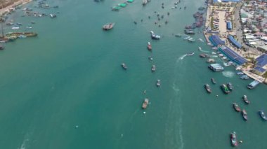 Meşgul bir Nha Trang limanının hava görüntüsü. Vietnam 'a seyahat.