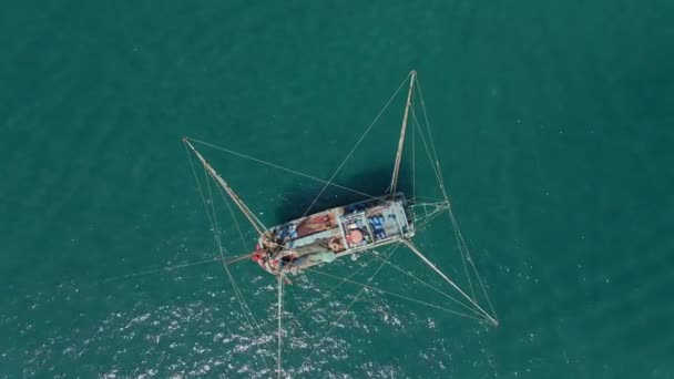 Luftaufnahme eines großen Fischerbootes auf offener See — Stockvideo