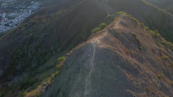 Αεροφωτογραφία από ένα μονοπάτι πεζοπορίας στην κορυφή των βουνών που ονομάζεται Τρεις αδελφές με θέα την πόλη της Τρανγκ στο νότιο Βιετνάμ — Αρχείο Βίντεο