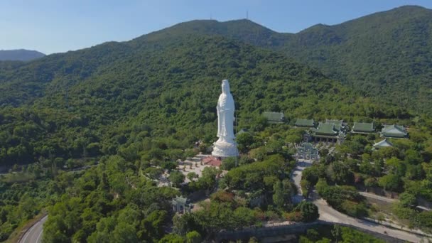 Повітряний постріл знаменитого місця подорожі Son Tra Linh Ung Pagoda, також відомого як Леді-Будда в місті Да Нанг у центральному В'єтнамі. Подорож до В'єтнаму. Місто Дананг є новим. — стокове відео