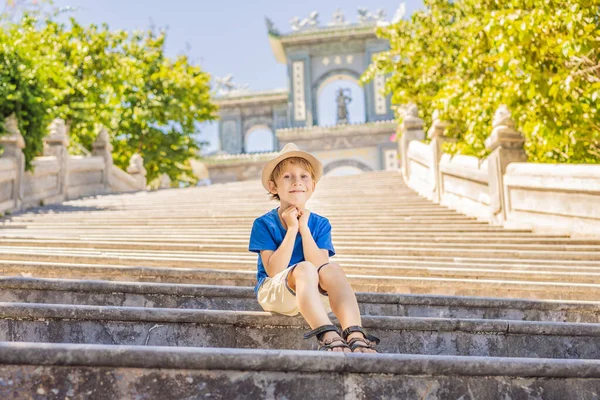 Pojkturist i Chua Linh Ung Bai Men Temple, Lady Buddha Temple i Da Nang, Vietnam. Resa med barn koncept — Stockfoto