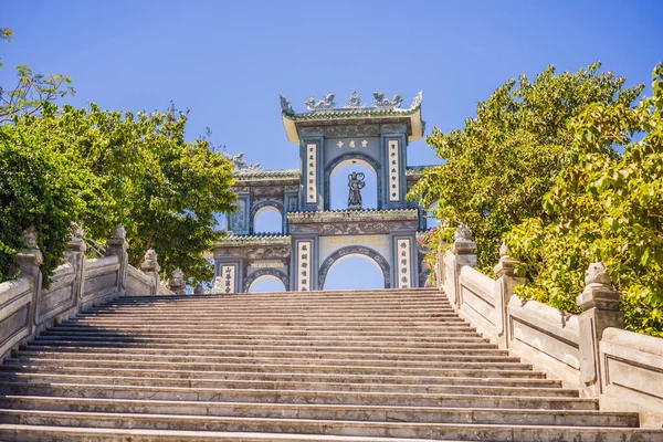 Chua Linh Ung Bai Ama Tapınak, Da Nang, Vietnam 'daki Buda Tapınağı