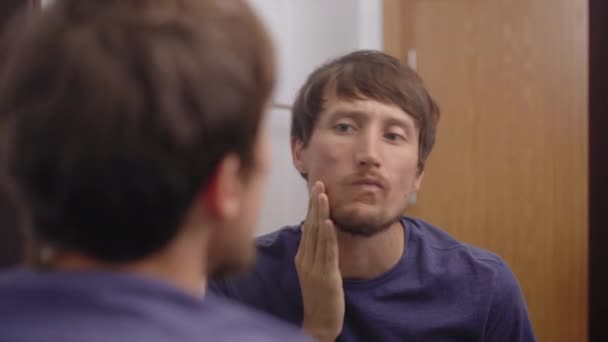 Detailní záběr mladého muže, který si holí vousy pomocí zastřihovače vousů — Stock video
