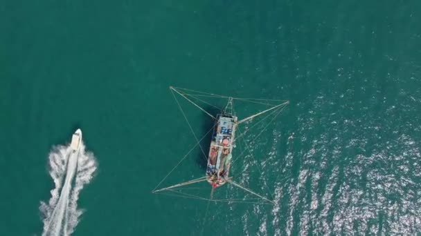 Foto aérea de un gran barco pescador en un mar abierto — Vídeos de Stock