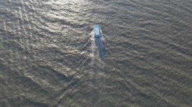 Nha Trang limanındaki turistik teknelerin yavaş çekimleri. Vietnam 'a seyahat.