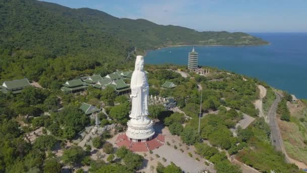 Luchtfoto van de beroemde reisbestemming Son Tra Linh Ung Pagoda ook bekend als Ledy Buddha in de stad Da Nang in centraal Vietnam. Reis naar Vietnam concept. De stad Da Nang is de nieuwe — Stockvideo