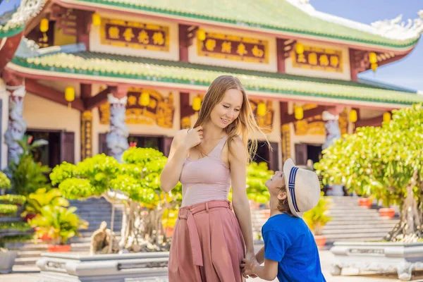 Madre e hijo turistas en Chua Linh Ung Bai But Temple, Lady Buddha Temple en Da Nang, Vietnam. Viajar con concepto de niños — Foto de Stock