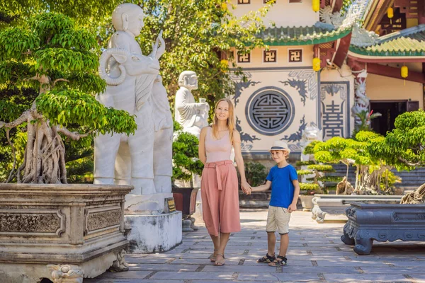 Moeder en zoon toeristen in Chua Linh Ung Bai Maar Tempel, Lady Buddha Tempel in Da Nang, Vietnam. Reizen met kinderen concept — Stockfoto