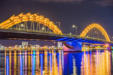 Da Nang, Vietnam 'daki Dragon River Köprüsü Rong Köprüsü.