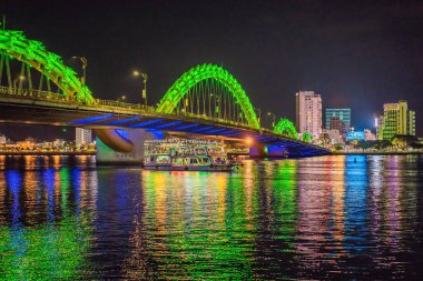 Da Nang, Vietnam 'daki Dragon River Köprüsü Rong Köprüsü.