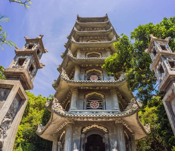 Non Nuoc Pagoda bij de marmeren bergen in Danang stad in Vietnam — Stockfoto