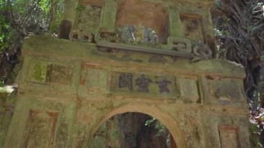 Mermer Dağlar 'daki en büyük mağaranın eski kapıları Budist tapınakları kompleksi, Vietnam' ın orta kesimindeki Da Nang şehrinde ünlü bir turizm merkezi. Vietnam 'a seyahat