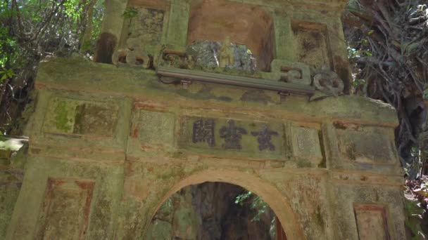 Vecchie porte per la più grande grotta nelle montagne di marmo un complesso di templi buddisti, una famosa destinazione turistica nella città di Da Nang, Vietnam centrale. Viaggio in Vietnam concetto — Video Stock