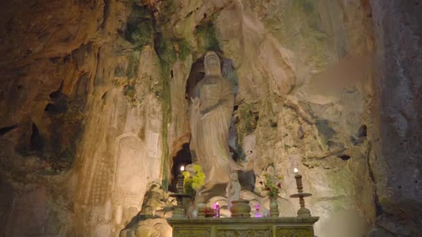 Las montañas de mármol un complejo de templos budistas, famoso destino turístico en la ciudad de Da Nang, Vietnam central. Viajar a Vietnam concepto — Vídeo de stock