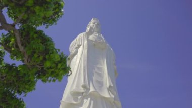 Vietnam 'ın orta kesimindeki Da Nang şehrinde bulunan ünlü Son Tra Linh Ung Pagoda Ledy Buddha olarak da bilinir. Vietnam 'a seyahat