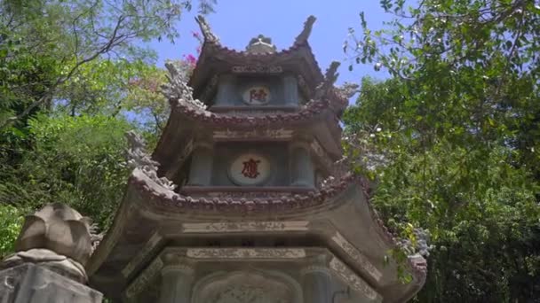 대리석 산에 있는 한 탑은 불교 사원들로 이루어진 복합 건물이며, 베트남 중부의 다 낭시에 있는 유명 한 관광지 다 낭이다. 베트남 여행의 개념 — 비디오