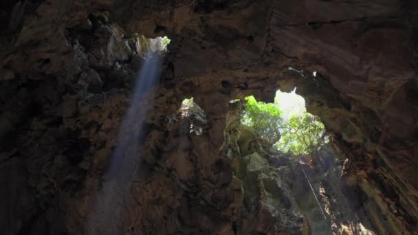 Um feixe de luz solar que vem através do telhado do maior templo da caverna nas montanhas de mármore um complexo de templos budistas, um destino turístico famoso na cidade de Da Nang, no centro do Vietnã — Vídeo de Stock