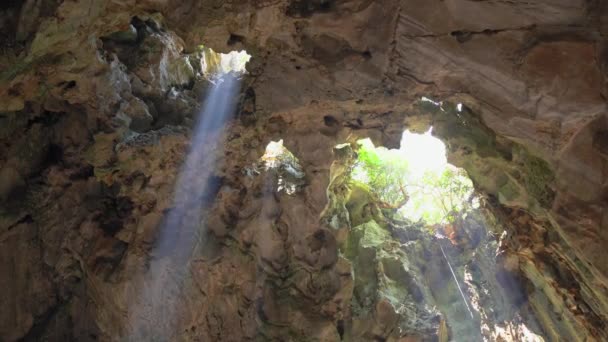 A beam of sunlight coming through the roof of the biggest cave temple in the Marble mountains a complex of Buddhist temples, a famous tourist destination in the city of Da Nang, central Vietnam — Stock Video