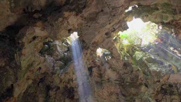 Un rayo de luz solar que llega a través del techo del templo cueva más grande en las montañas de mármol un complejo de templos budistas, un famoso destino turístico en la ciudad de Da Nang, Vietnam central — Vídeos de Stock